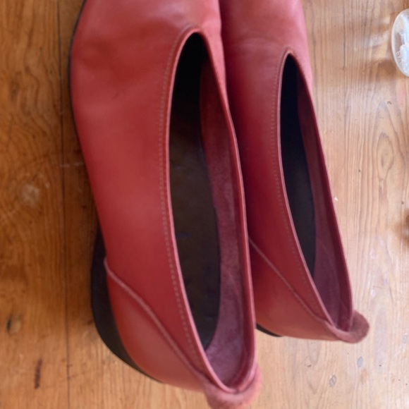 Red Flats - Picture 2 of 5